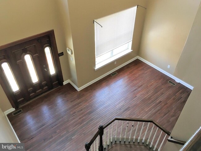 Building Photo - 8 Hemlock Ln