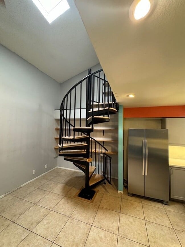 Building Photo - Move-in Ready Townhome in Christmas Tree