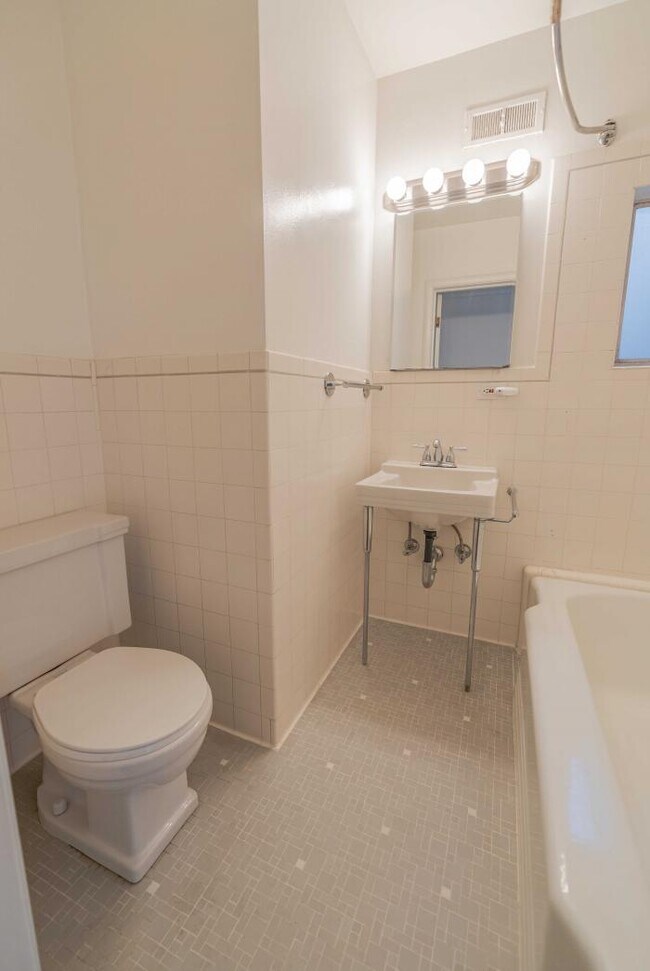 Building Photo - 1 bedroom in San Francisco CA 94133