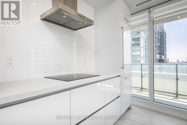 Photo du bâtiment - 2221 Yonge St