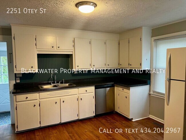 Building Photo - Three Bedroom Home off Campbell Avenue!