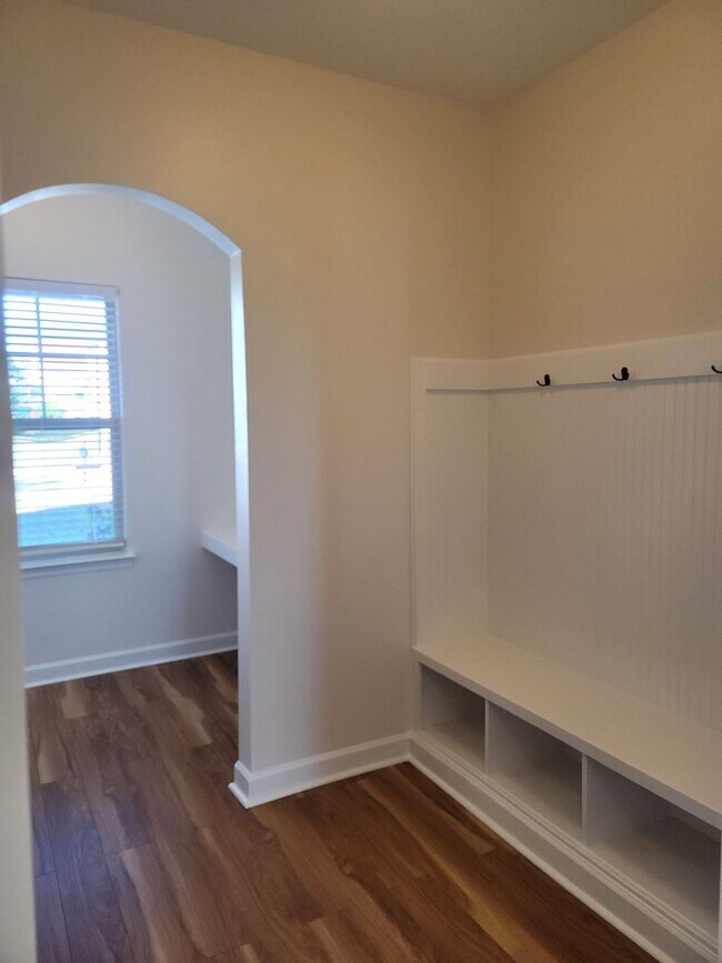 Foto del edificio - Immaculate 4 Bedroom, 3.5 Bath Home Located in Established Neighborhood. Minutes from Fort Bragg!