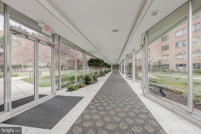 Foto del edificio - 4201 Cathedral Ave NW