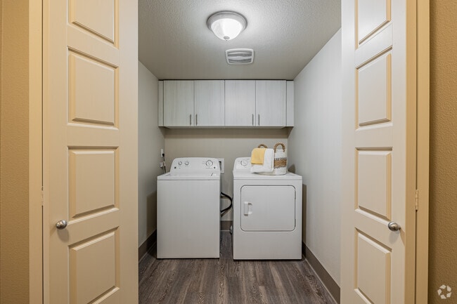 2BR, 2BA - 1041Sf - In-Unit Laundry - Pioneer Vista