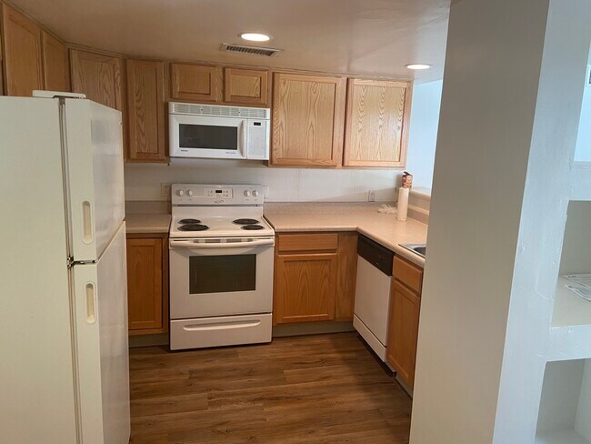 Kitchen - 2001 E 7th St