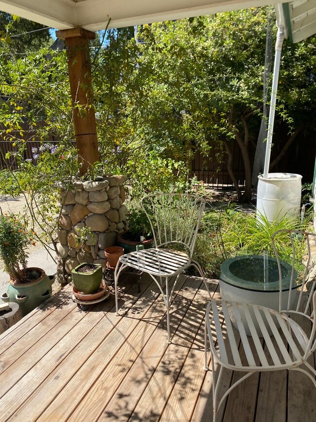 Building Photo - Alvarado