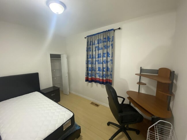 Building Photo - 120 Norah St N