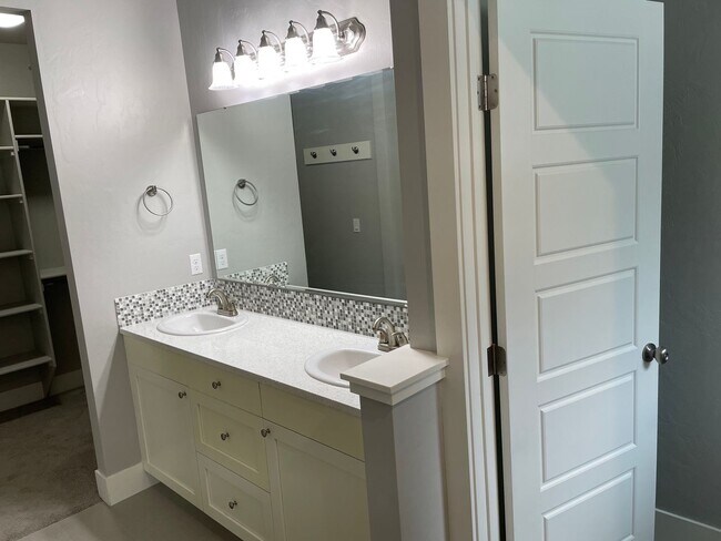 Foto del edificio - Elegant Single-Level Villa in Sought-After...