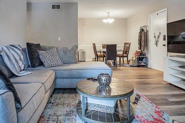 Foto del edificio - 1402 Camp Rd