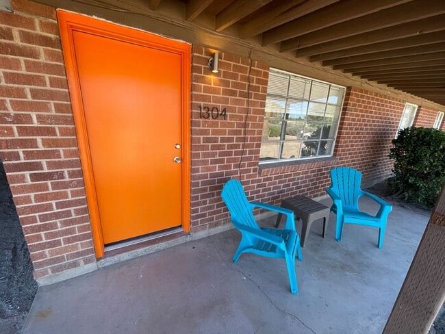 Foto del edificio - Mid-Century Modern Style Two Bedroom W/ A/C and Yard at The Richey!