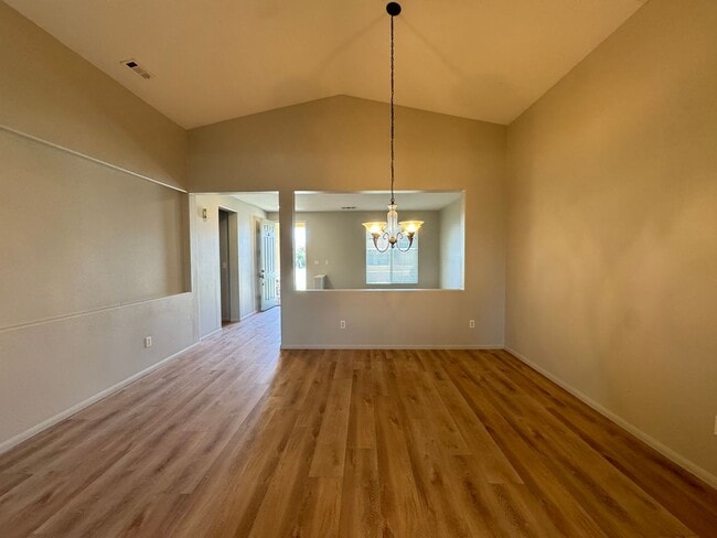 Building Photo - Stunning four bedroom in 93312!