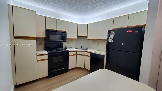 Foto del edificio - 3858 Coral Tree Cir
