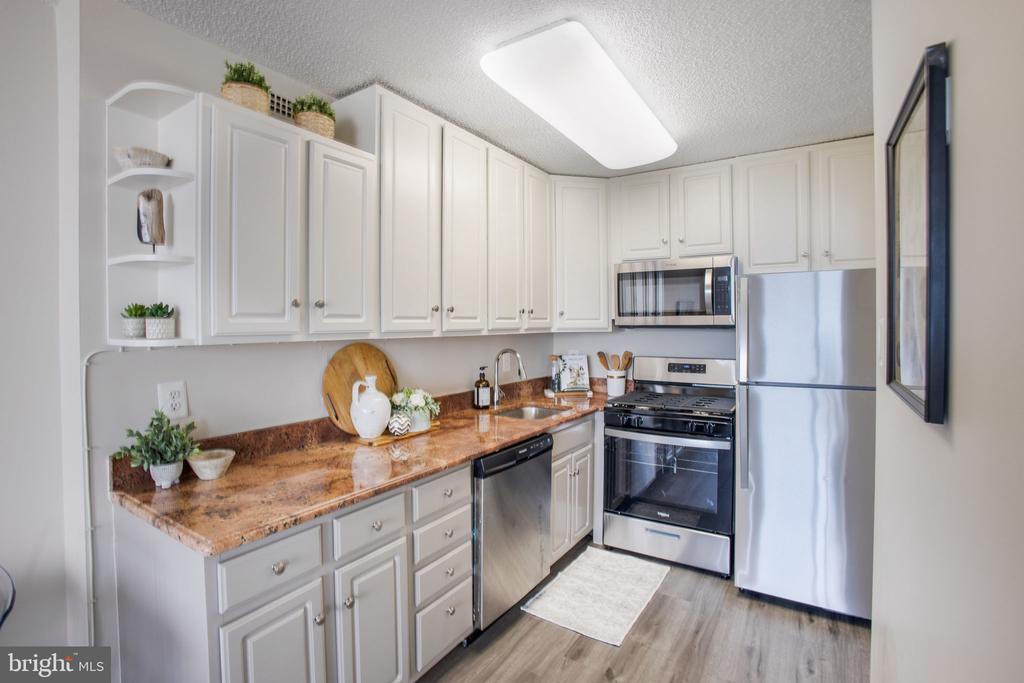 Foto principal - 5225 Pooks Hill Rd