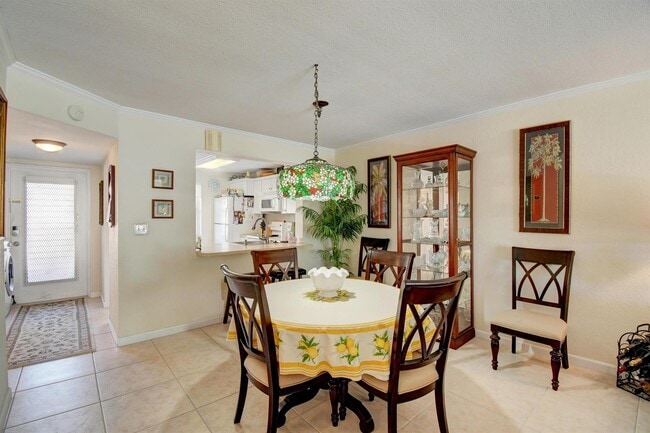 Building Photo - 921 Gardenia Dr