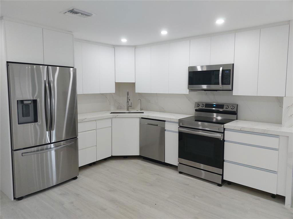 Primary Photo - 2115 NE 37th Dr