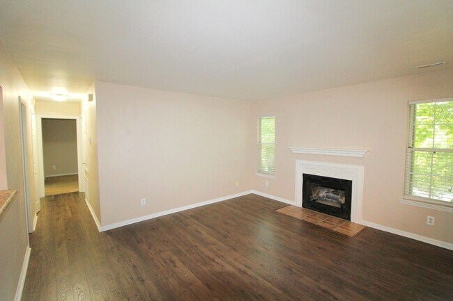 Foto del edificio - 2-Bedroom Condo on the Sugar Creek Greenway!