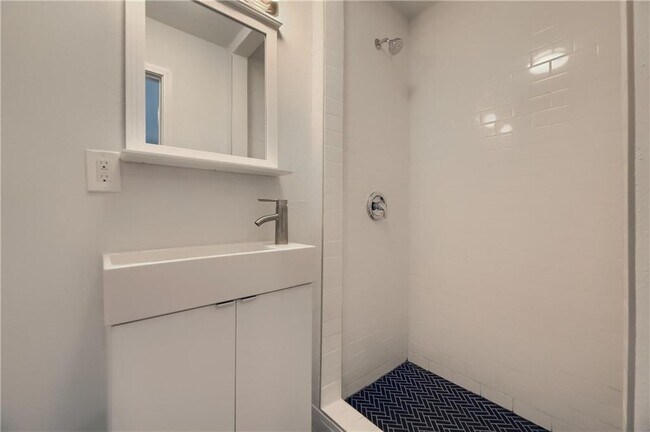 Foto del edificio - 6707 E Riverside Dr