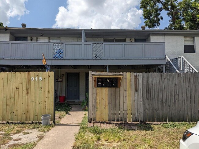 Building Photo - 915 Alexander St