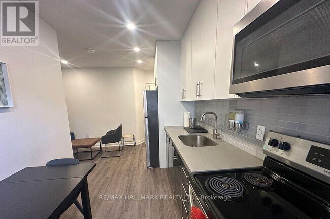 Photo du bâtiment - 595 St Clair Ave W