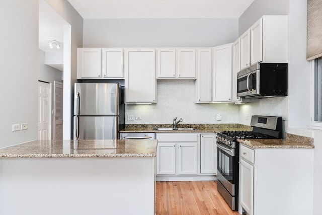 Modern Kitchen - 1841 W North Ave