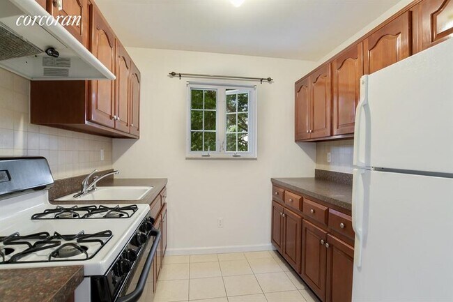 Building Photo - 1323 E 70th St