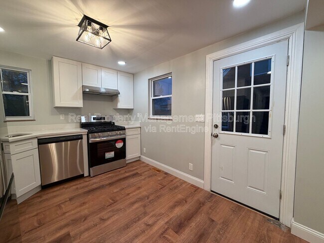 Foto del edificio - 1053 Edward Dr