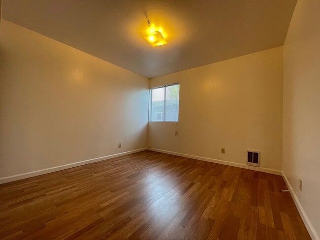 Building Photo - A bright and clean 2-bed, 1-bath apartment located in the convenient and vibrant Laurel District.