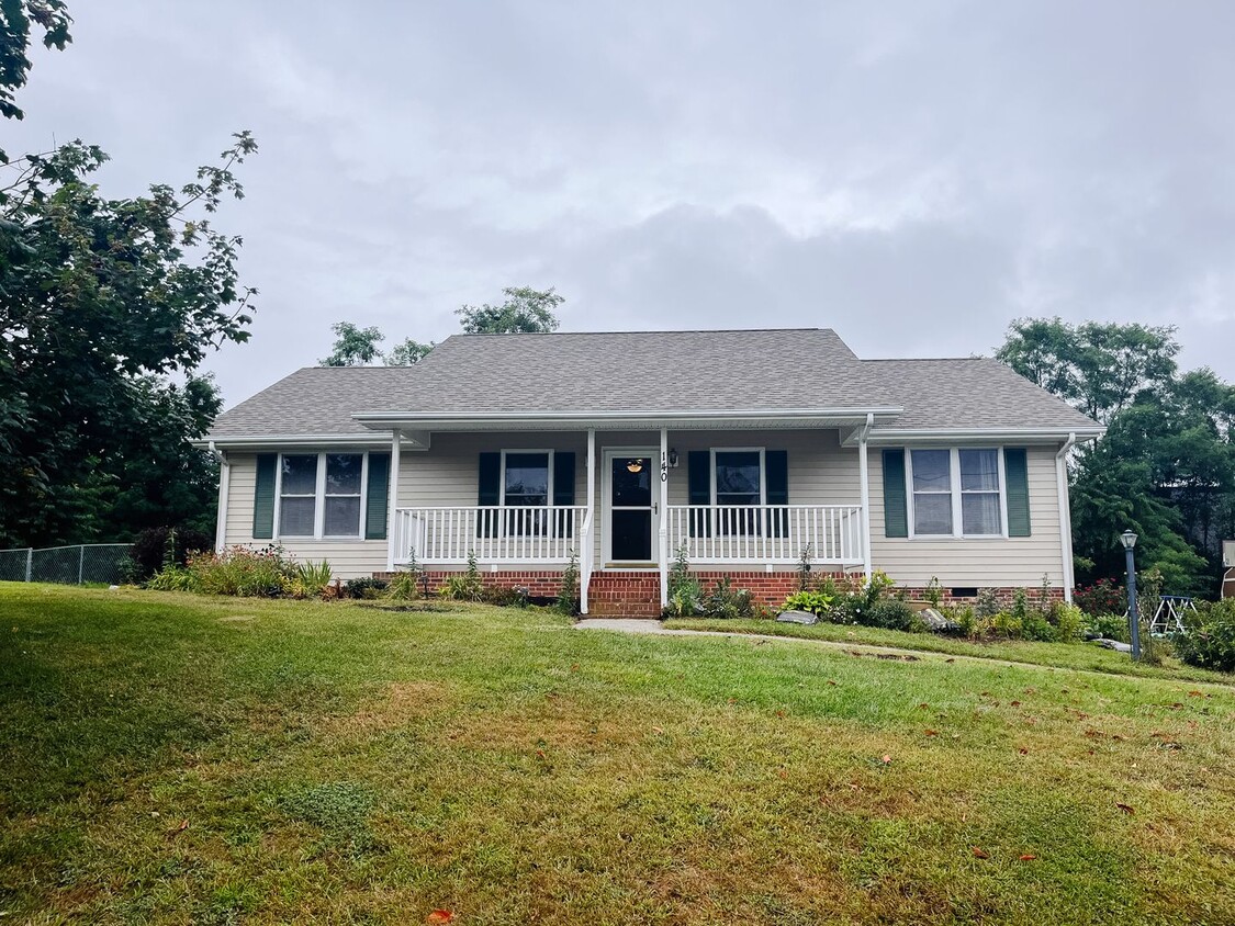 Foto principal - Charming 3 Bedroom, 2 Bath Single-Level Home