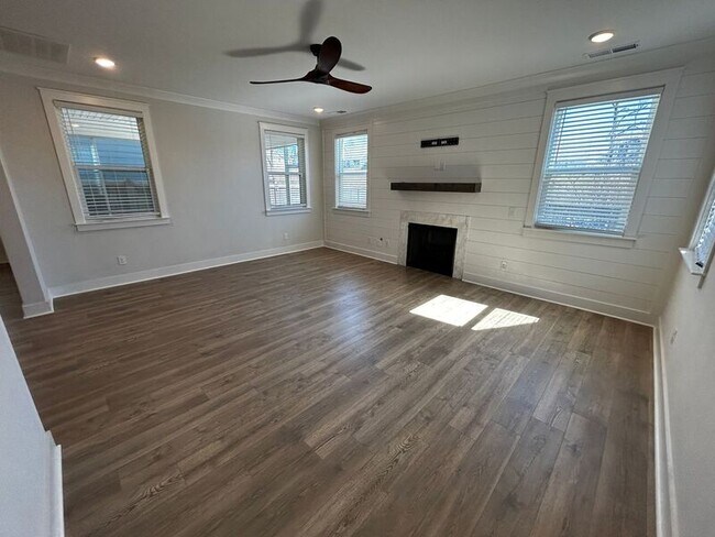 Building Photo - 137 Foxhall Dr