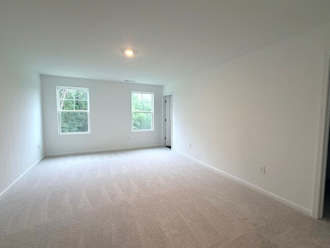 Building Photo - ~~ Luxurious End Unit 3-bedroom Townhome ~~