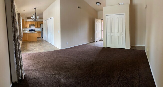 Foto del edificio - Nice 3 Bedroom 2 Bath Home with POOL and RV Parking
