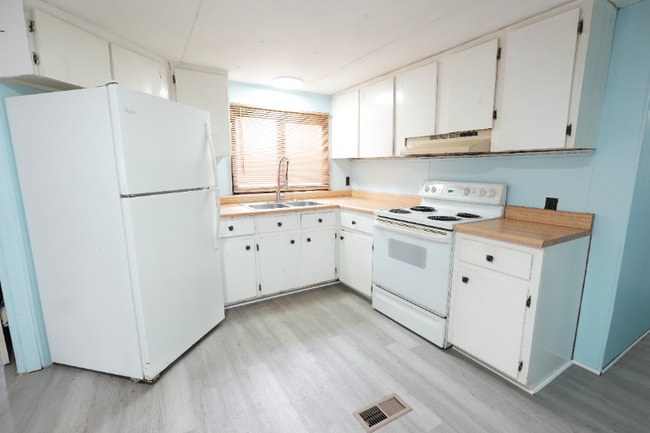 Building Photo - 206 Cedar St