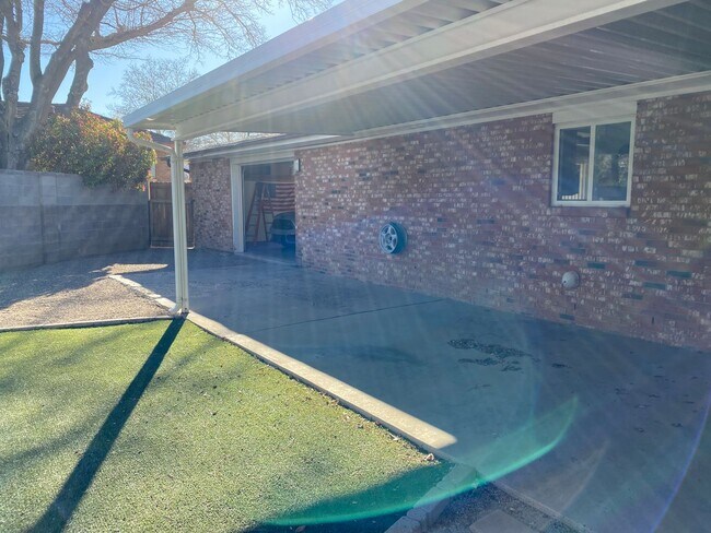 Foto del edificio - NE BRICK 3 Bedroom 2 Bath 2/CG