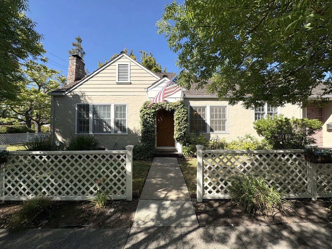 Foto principal - Charming Updated 4BR Home on Prime Corner ...