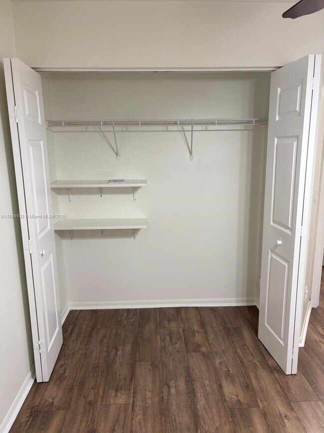 Foto del edificio - 4938 Leeward Ln