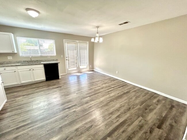 Building Photo - Cozy 3 Bedroom Home in Convenient Huntsville Location