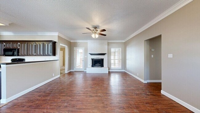 Building Photo - 3 bed 2 bath home, 2 car garage