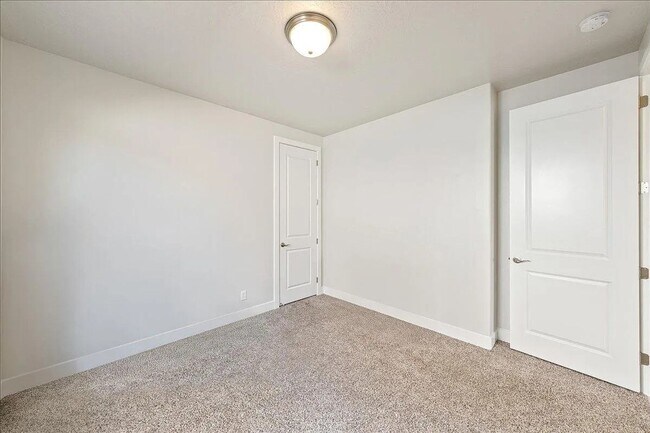 Building Photo - Bright and Spacious 3 Bedroom Home in Wash...