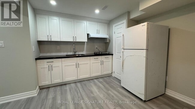 Building Photo - 1686 Summergrove Crescent