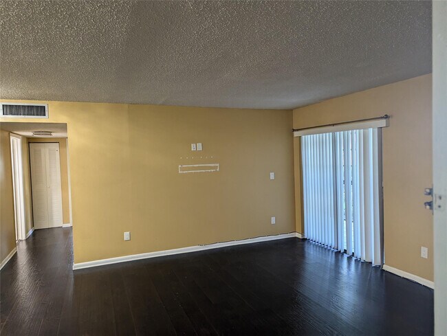 Foto del edificio - 9612 W McNab Rd