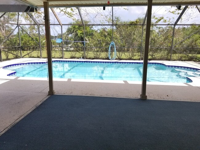 Foto del edificio - 3/2/1 with screened in patio/pool