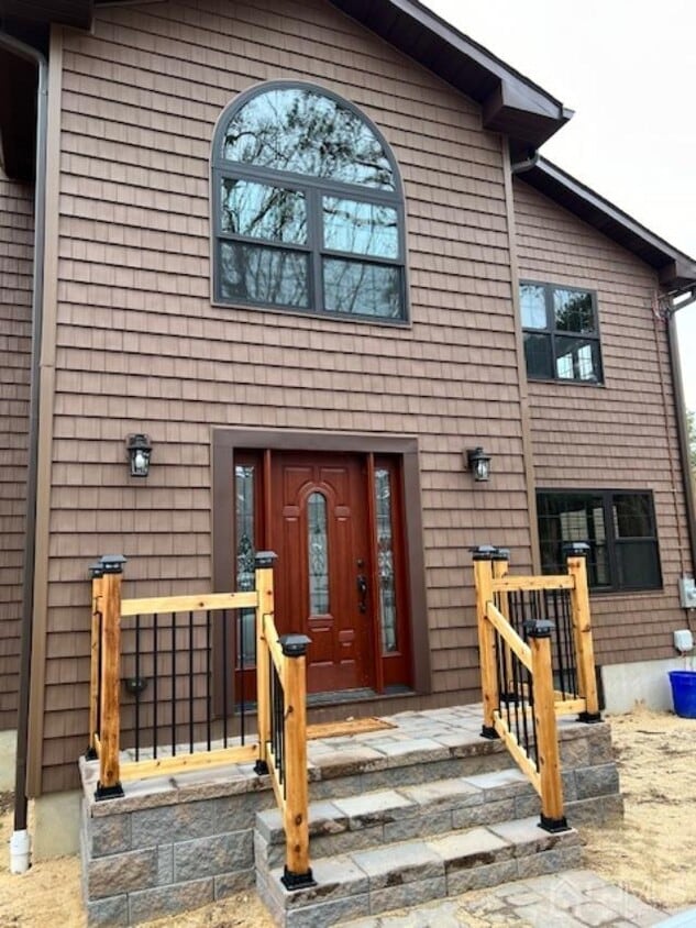 Primary Photo - 17 Howard Ave