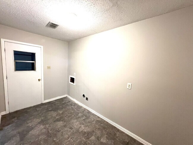 Foto del edificio - ** BEAUTIFUL TRACY HEIGHTS HOME **