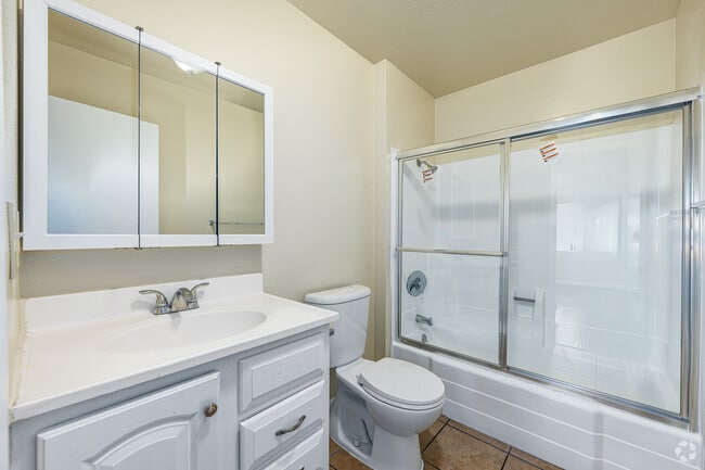 2 habitaciones, 1 baño - 700 pies cuadrados - Baño - 7853 State St