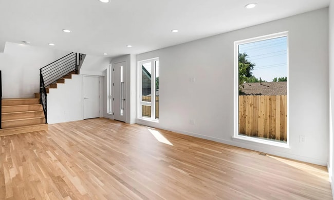 Building Photo - Modern 2 bed, 2.5 bath w/ rooftop!