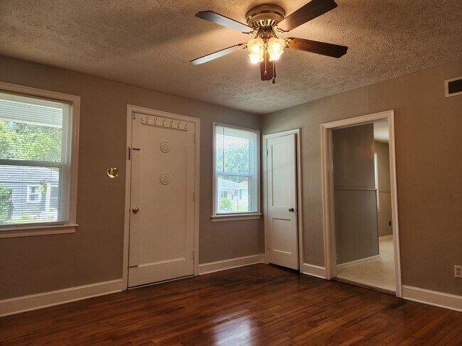 Foto del edificio - Charming 2 Bedroom 1 Bathroom home near Th...