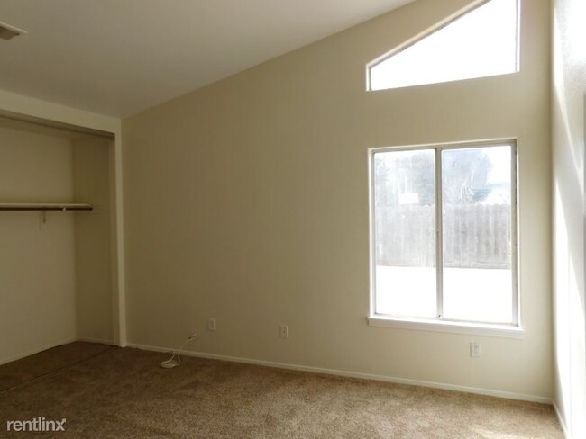 Building Photo - 3 br, 2 bath House - 625 Sandown St