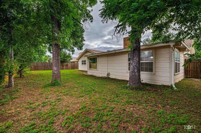 Foto del edificio - Charming 4 bedroom/2 Bath Home COMING SOON!