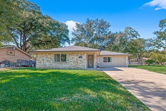 Building Photo - 1611 Drexel Dr