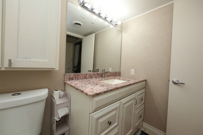 Foto del edificio - 7727 Meadow Park Dr